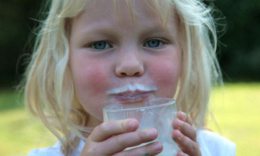नवजात-शिशु-और-बच्चों-के-स्वस्थ-के-लिए-UHT-Milk